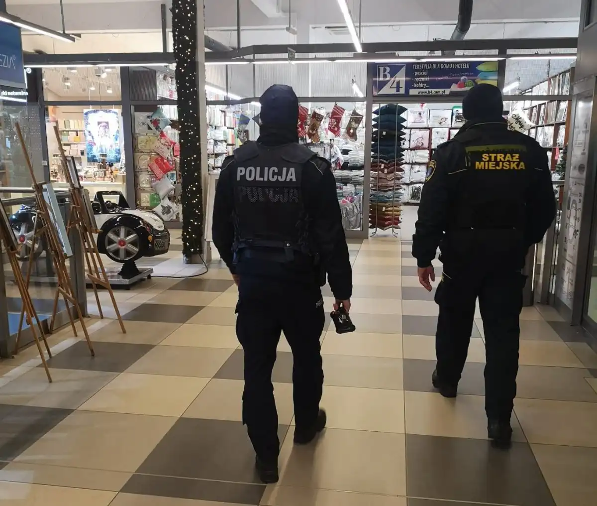 Sądeccy policjanci prowadzą wzmożone kontrole przestrzegania aktualnych zasad sanitarnych