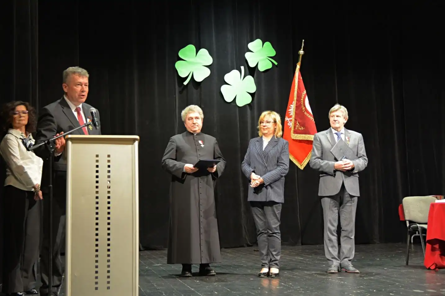 Angażują się w działania na rzecz społeczności lokalnej wzbogacając dorobek regionu. Trzej pedagodzy nagrodzeni Złotymi Krzyżami Małopolski