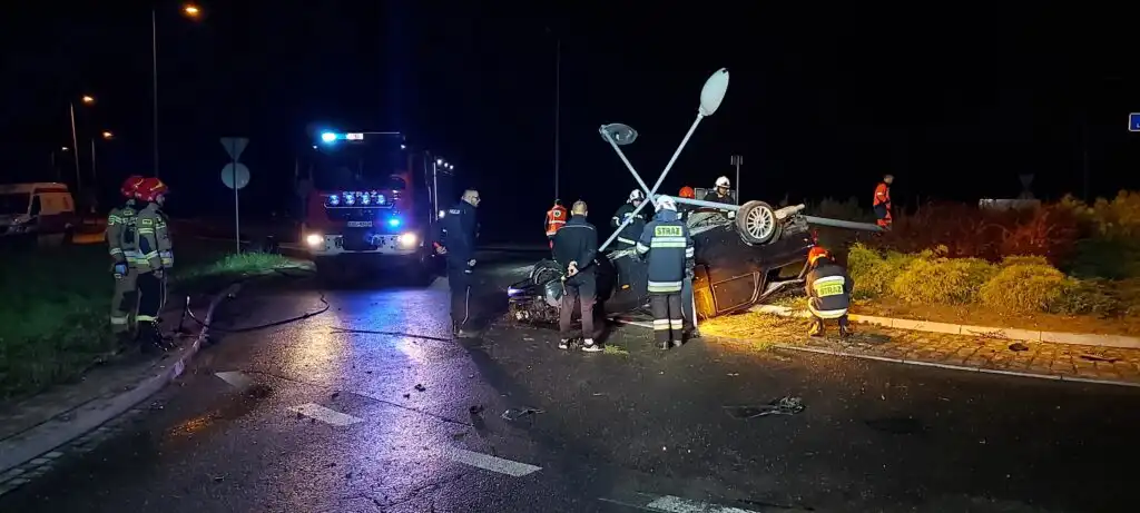 Wypadek w Naszacowicach. Dachowała osobówka. Kierowcy nie było na miejscu zdarzenia
