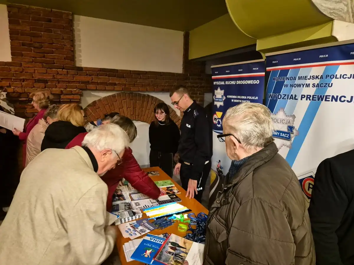 Policjanci z Nowego Sącza spotkali się ze studentami Sądeckiego Uniwersytetu Trzeciego Wieku