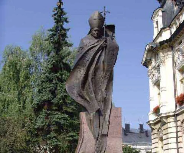 Znieważenie pomnika papieża na rynku w Nowym Sączu 