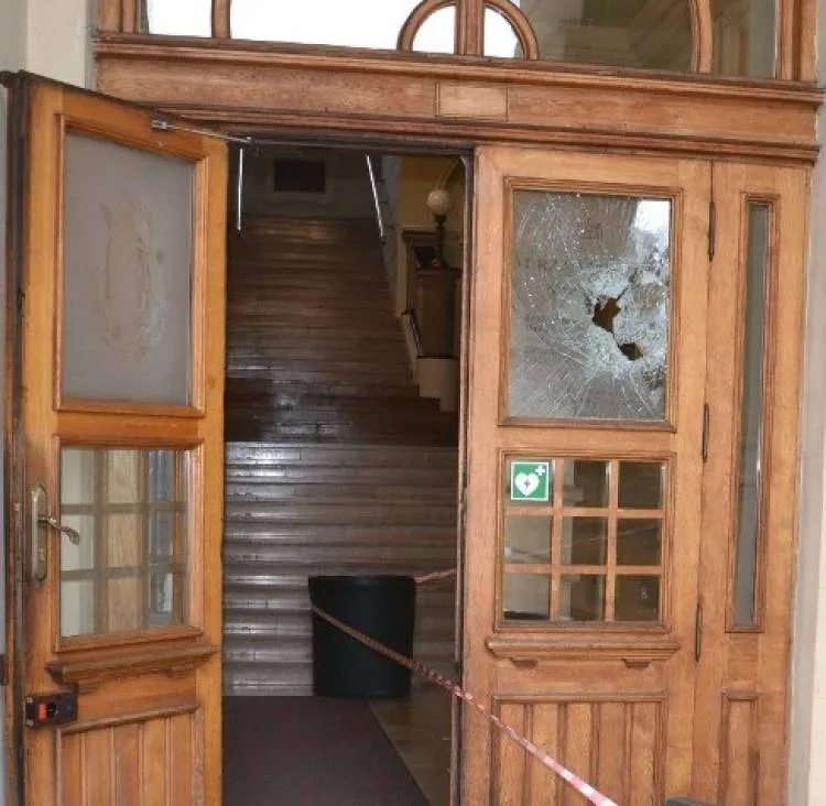 Sprawca rozbicia szyby w drzwiach sądeckiego Ratusza zatrzymany przez dzielnicowych