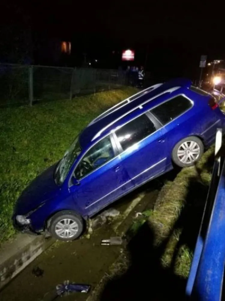 Samochód wypadł z drogi na ul. Zamkowej w Nawojowej 
