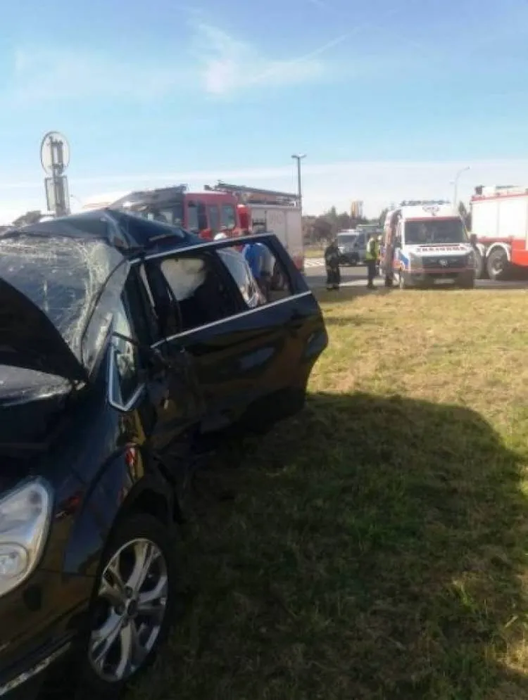 Zderzenie dwóch samochodów osobowych na Al. Józefa Piłsudskiego w Nowym Sączu 