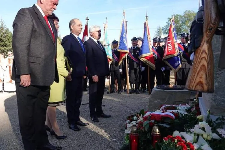 Pomnik w Korzennej na 100 – lecie odzyskania niepodległości