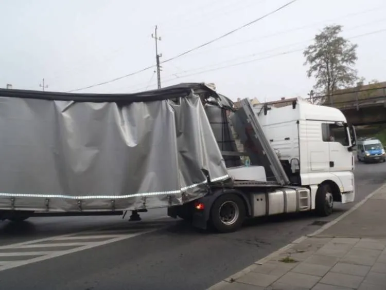 Kolejny tir zablokowany pod wiaduktem na ul. Węgierskiej w Nowym Sączu