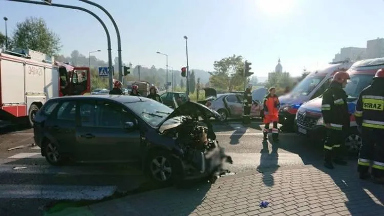 Zderzenie dwóch samochodów osobowych na ul. Barskiej w Nowym Sączu 