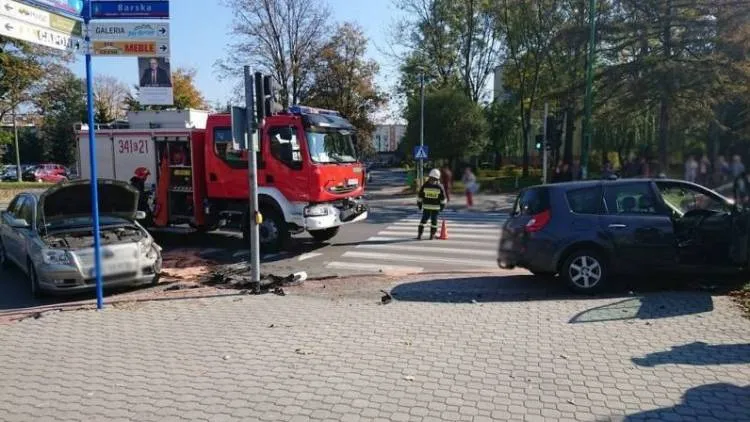 Zderzenie dwóch samochodów osobowych na ul. Barskiej w Nowym Sączu 