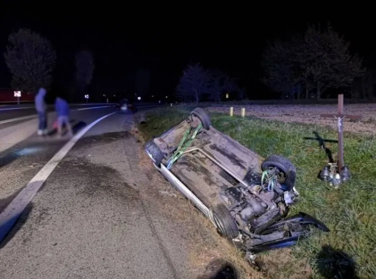 Samochód wypadł z drogi w miejscowości Łososina Dolna
