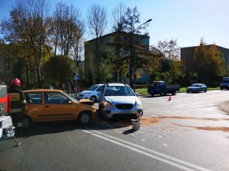 Zderzenie dwóch samochodów osobowych na ul. Barskiej w Nowym Sączu 