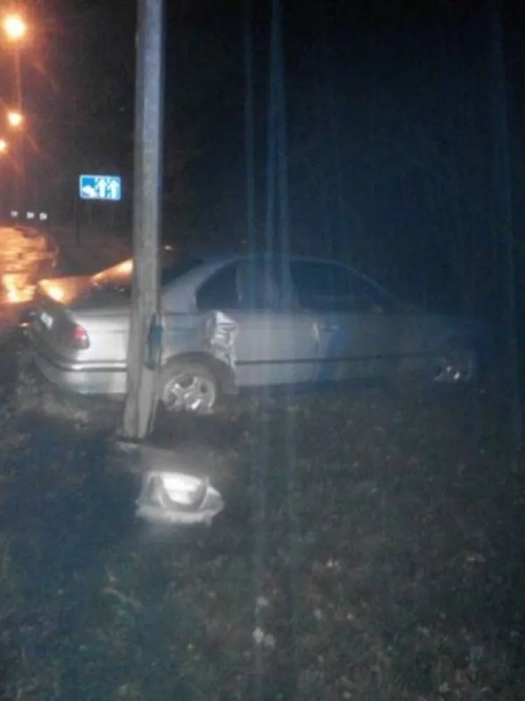 Samochód wypadł z drogi na Al. Józefa Piłsudskiego w Nowym Sączu