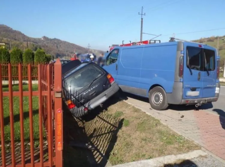 Niebezpieczny wypadek z udziałem dwóch samochodów w Głębokiem