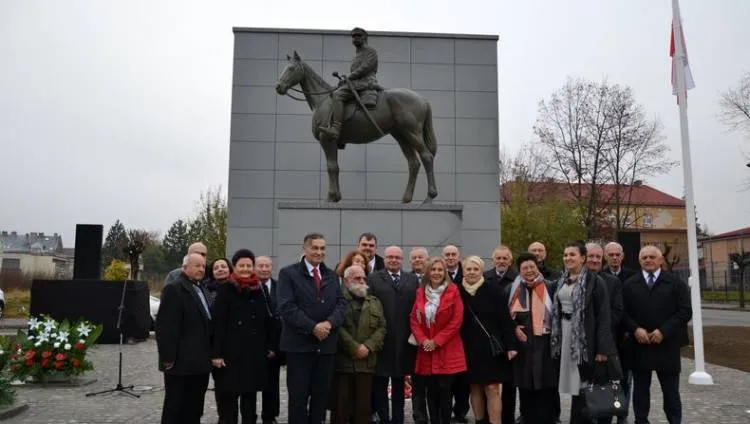 Pomnik marszałka Józefa Piłsudskiego w Nowym Sączu odsłonięty