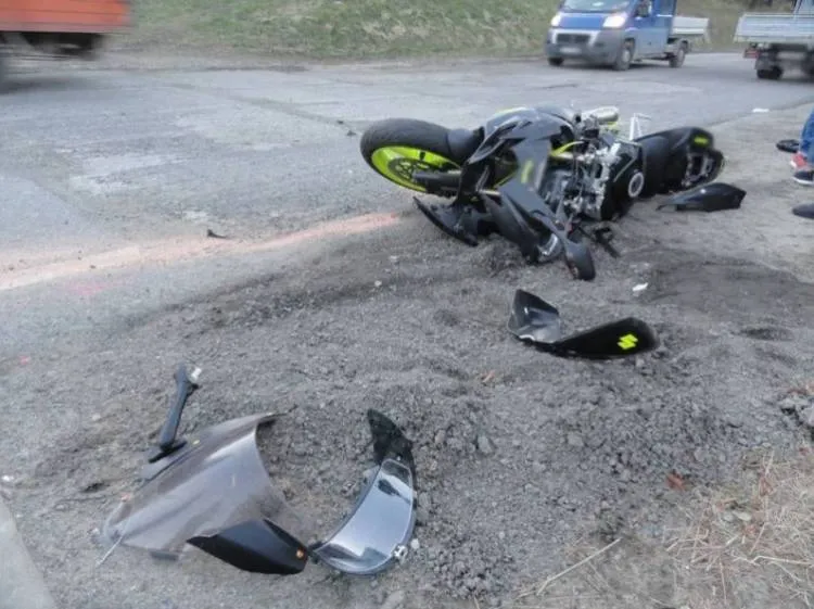 Uderzył w samochód dostawczy motocyklem