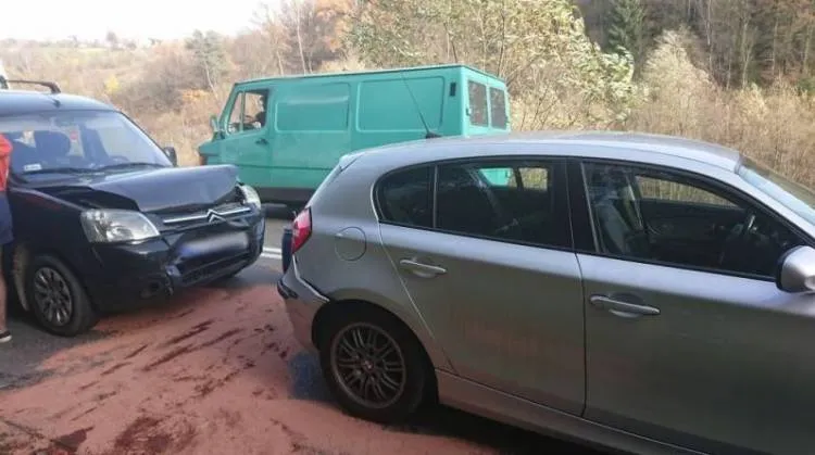 Zderzenie trzech osobówek na ul. Barskiej w Nowym Sączu