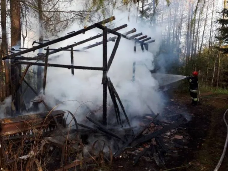 Pożar stodoły w Nowym Sączu. Dwa zastępy strażaków w akcji. 