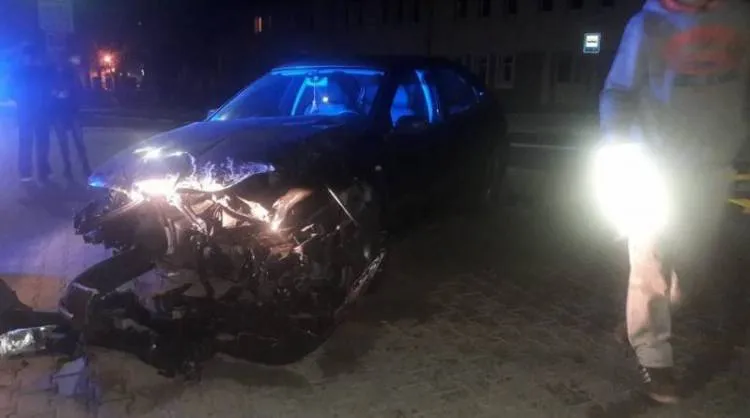 Seat wypadł z drogi i uderzył w ogrodzenie  