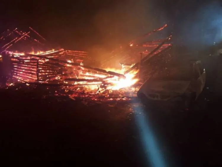 Nocny pożar w Brzeznej. Spłonęły dwa budynki.