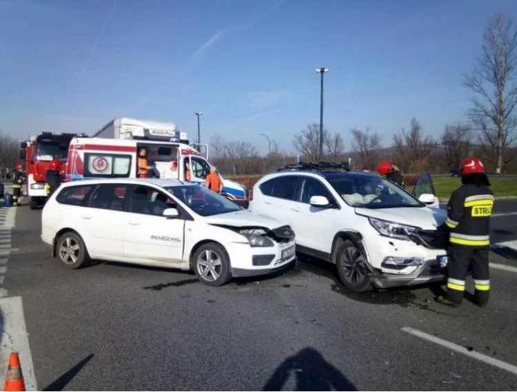 Kolizja dwóch osobówek. Wśród pasażerów dziecko. 