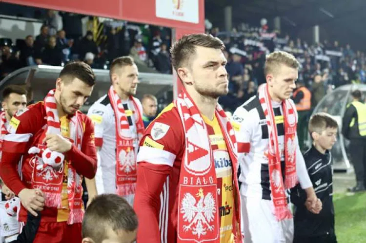 Piłkarze oraz kibice uczcili 100-lecie niepodległości 