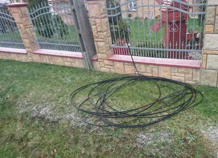 Ciężarówka zerwała kable