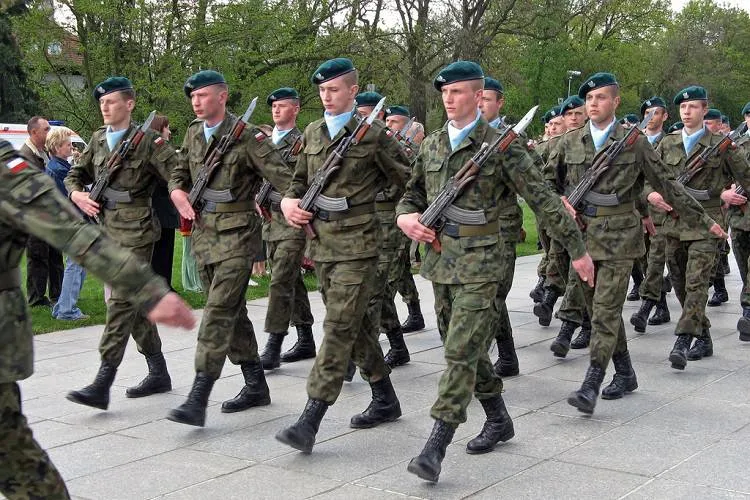 Żołnierzy rezerwy czekają obowiązkowe ćwiczenia, a Wojsko Polskie werbuje przyszłych żołnierzy