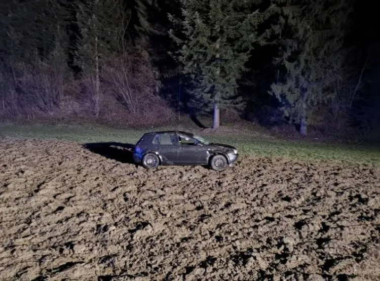 Wypadła z drogi i wjechała w pole
