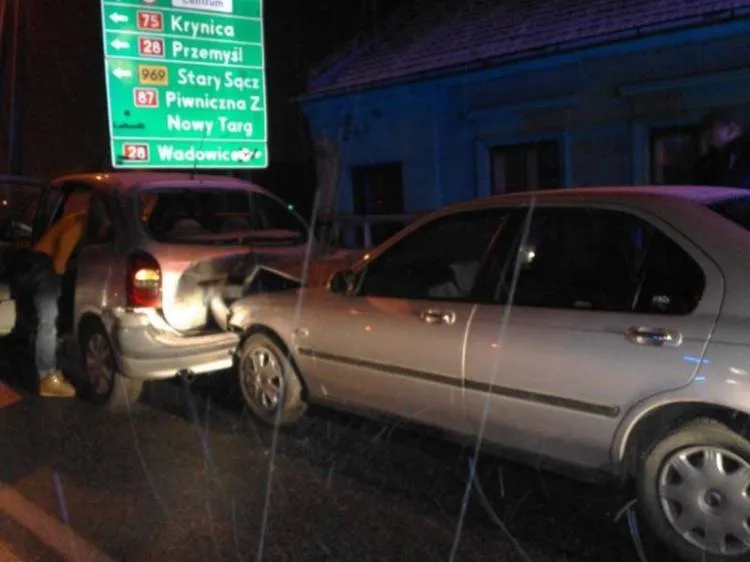 Uderzył w tył samochodu jadącego przed nim