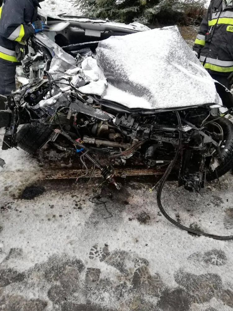 Poważny wypadek w Gruszowcu, z auta wyrwało silnik