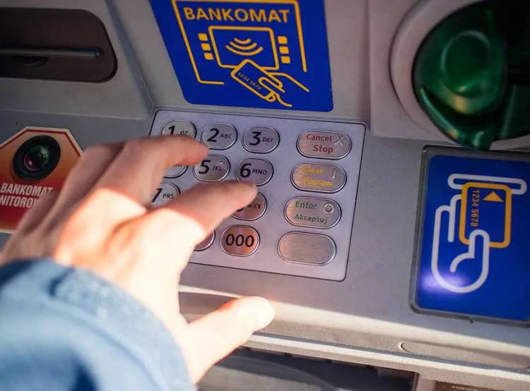 Uważaj skanując kody QR z naklejek na bankomatach! Może cie to sporo kosztować