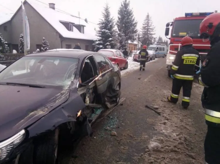 Zderzyli się i uszkodzili zaparkowany pojazd