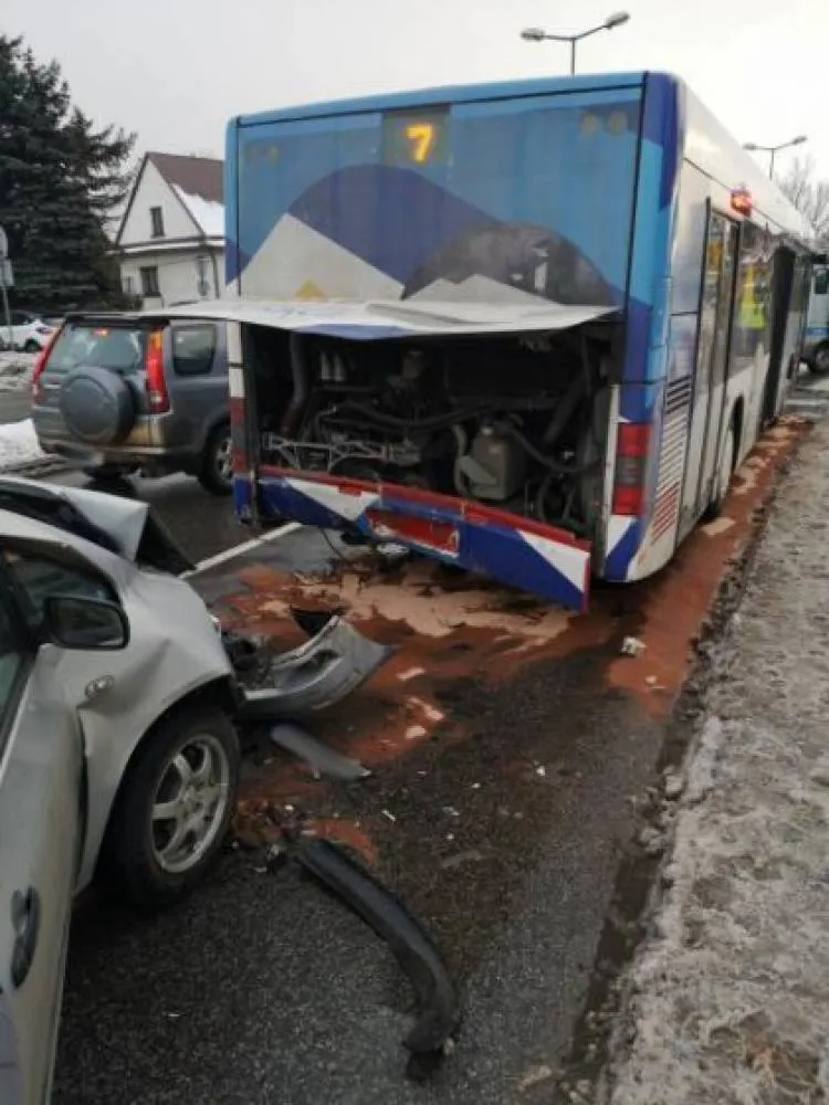 Osobówka najechała na autobus