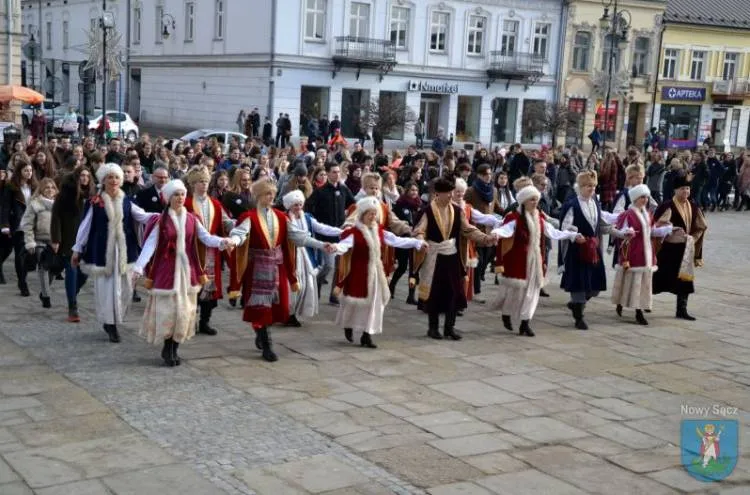 Tegoroczni maturzyści zatańczyli Poloneza na sądeckim rynku