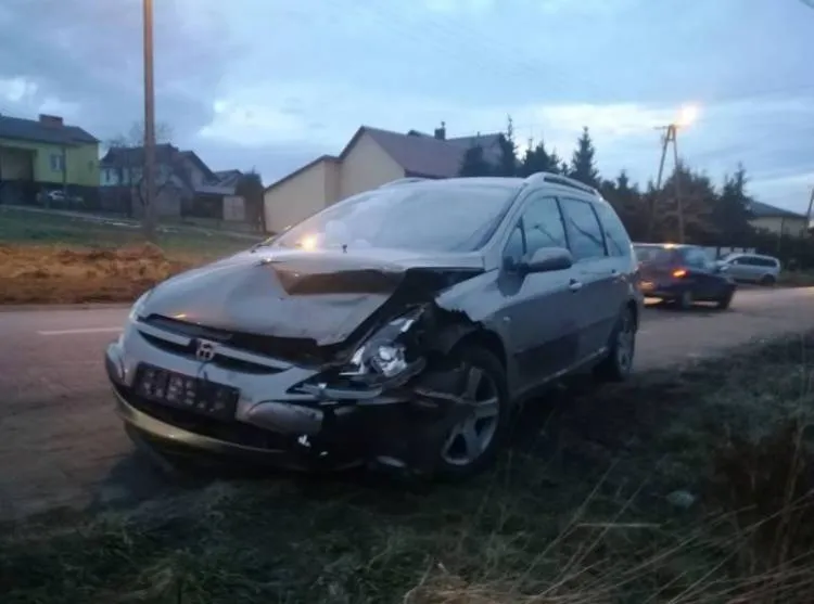 Czołowe zderzenie dwóch osobówek