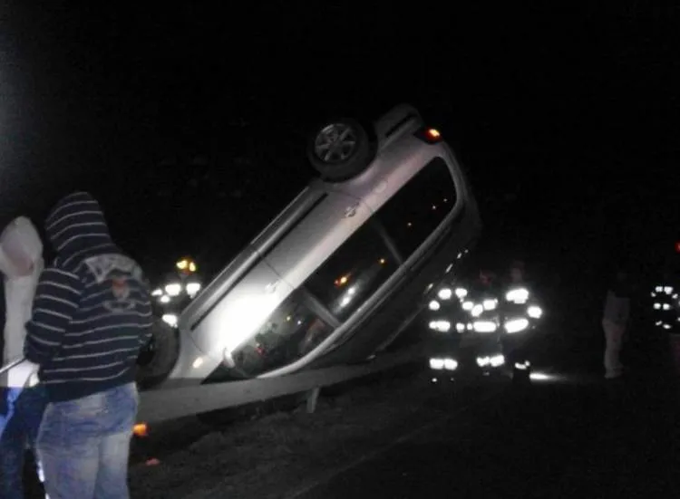 Wypadł z drogi i wylądował oparty o barierkę ochronną