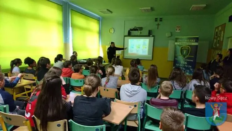 Funkcjonariusze uczą dzieci jak prawidłowo segregować odpady