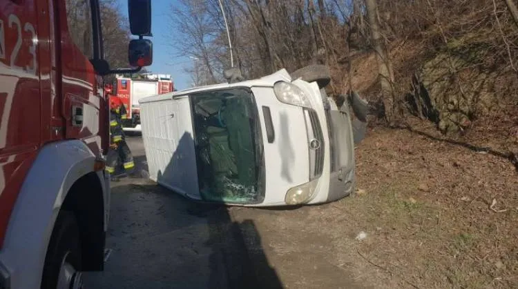 Wypadek na Tarnowskiej. Kierowca zasnął za kierownicą