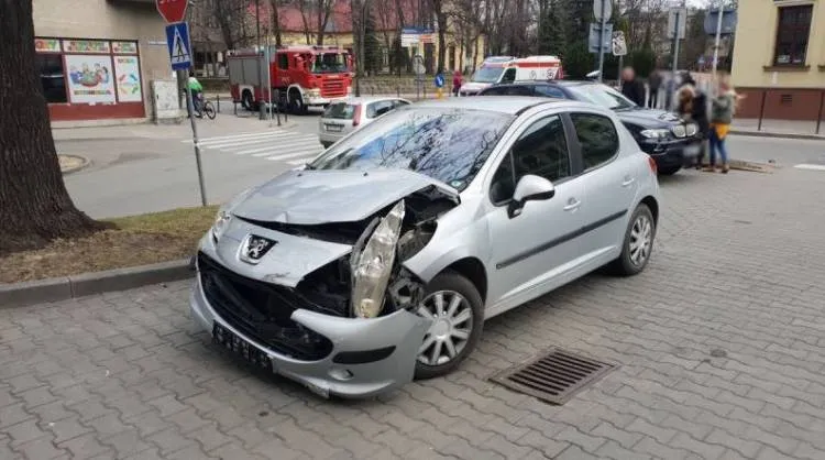 Kolizja dwóch osobówek na ul. Mickiewicza