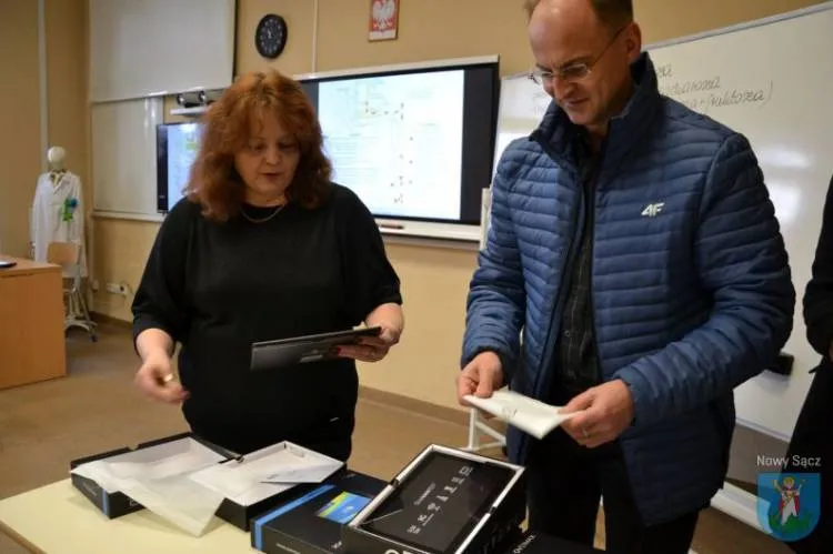 40 tabletów dla najzdolniejszej młodzieży