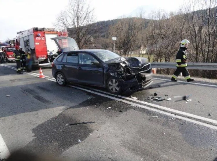 Zderzenie na drodze krajowej nr 75. Trzy osoby poszkodowane 