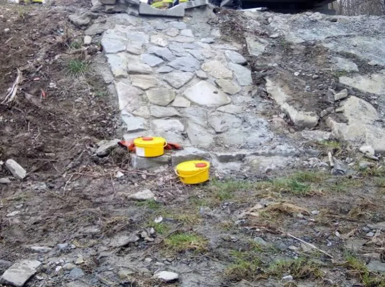 Odpady medyczne na brzegu rzeki