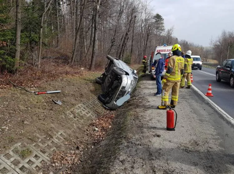 Stracił panowanie nad kierownicą i dachował