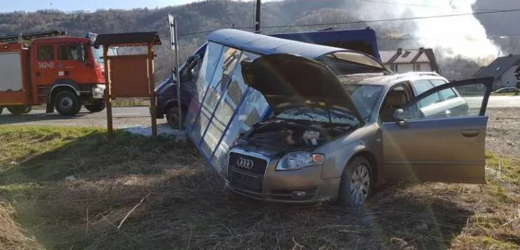 Bus przewożący dzieci zderzył się z osobówką