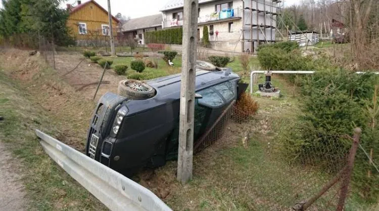 Lipnica Wielka. Samochód wypadł z drogi