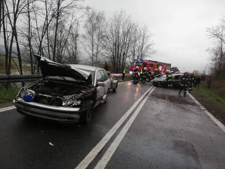 Dramatyczny wypadek w Kadczy. Jedna osoba została zakleszczona w pojeździe