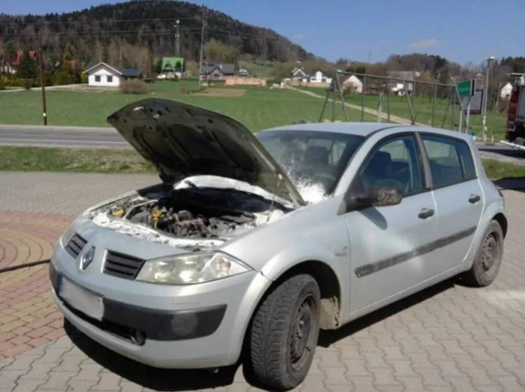 Pożar osobówki na parkingu w Cieniawie