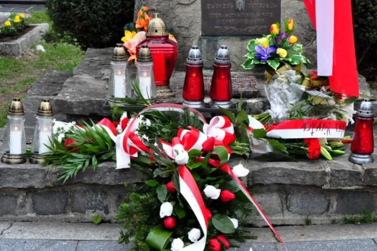 Apel Poległych pod symbolicznym głazem Sybiraków w Nowym Sączu
