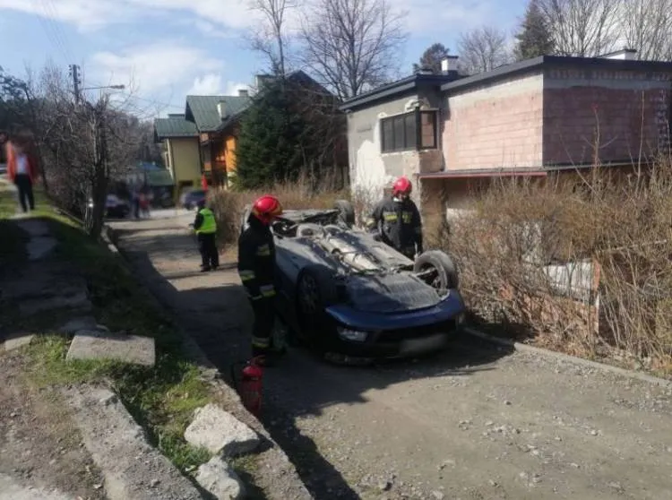 Najechał na skarpę i dachował