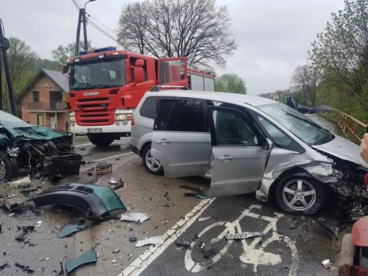 Zderzenie trzech osobówek na DK 28
