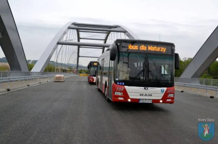 Przez most heleński przejechały pierwsze pojazdy